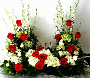 AA a Celebration of Life Urn red roses white